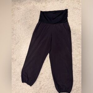 Lululemon black cropped jogger